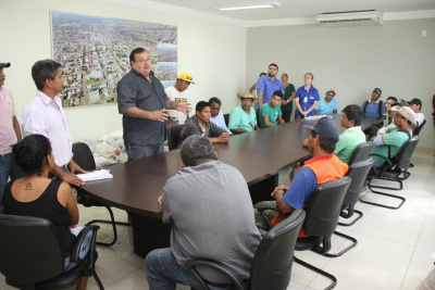 Trabalhadores do programa Renda Cidadã recebem cestas de alimentos em Amambai Momento que o prefeito Dr. Bandeira agradecia os trabalhadores do programa Renda Cidadã / Foto: Assessoria