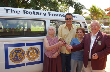 Lar do Idoso de Amambai recebe Kombi do Rotary O governador José Adalberto, presidente do Lar, Lourdes e presidente do Rotary, Alexandre e “dona” Floriana.