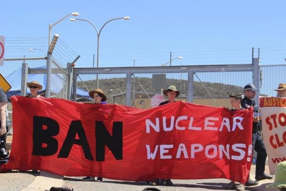 Ativistas da Campanha Internacional para a Abolição de Armas Nucleares (ICAN, sigla em inglês) protestam contra uma base norte-americana em Alice Spring, Austrália, em setembro de 2016Arquivo/Tim Wright/EFE