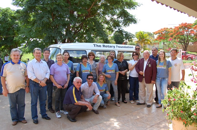 Lar do Idoso de Amambai recebe Kombi do Rotary Rotarianos e voluntários do Lar na entrega da Kombi.