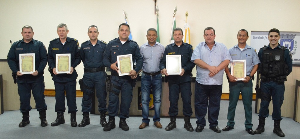 Policias promovidos recebem Moção da Câmara de Vereadores de Amambai Homenageados com os vereadores Darci José da Silva e Dilmar Bervian / Foto: Assessoria