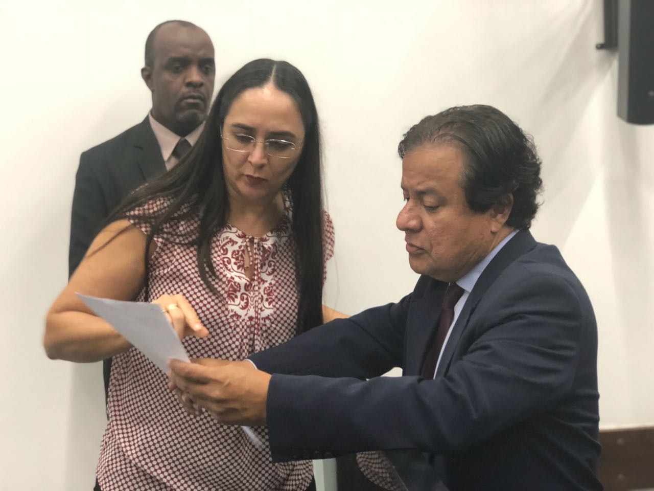 A presidenta da Fetems, Sueli Veiga, argumentando com o deputado Amarildo a importância do projeto / Foto: Assessoria 