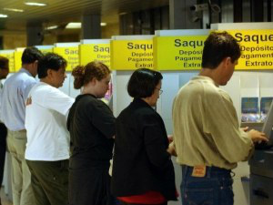 Governo divulga lista com nomes de quem ainda não sacou abono Prazo para o saque do benefício foi prorrogado e vai até 31 de agosto.Divulgação/Agência Brasil