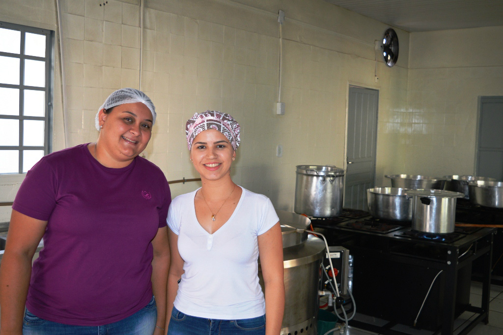 A nutricionista Adeline Calminatti Moraes (D) e a diretora do departamento da Cozinha Central, Josileia Moreira Cubilha.