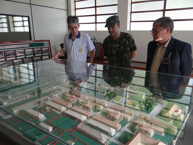 Em Amambai, governador do Rotary destaca importância da instituição Os rotarianos realizaram visita às instalações do exército e conheceram o Museu mantido pelos militares que arquiva a história do Regimento desde sua fundação até a chegada em Amambai.