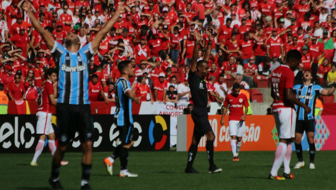 Broncas, desespero e bandeira "roubada": flagrantes do Gre-Nal 410