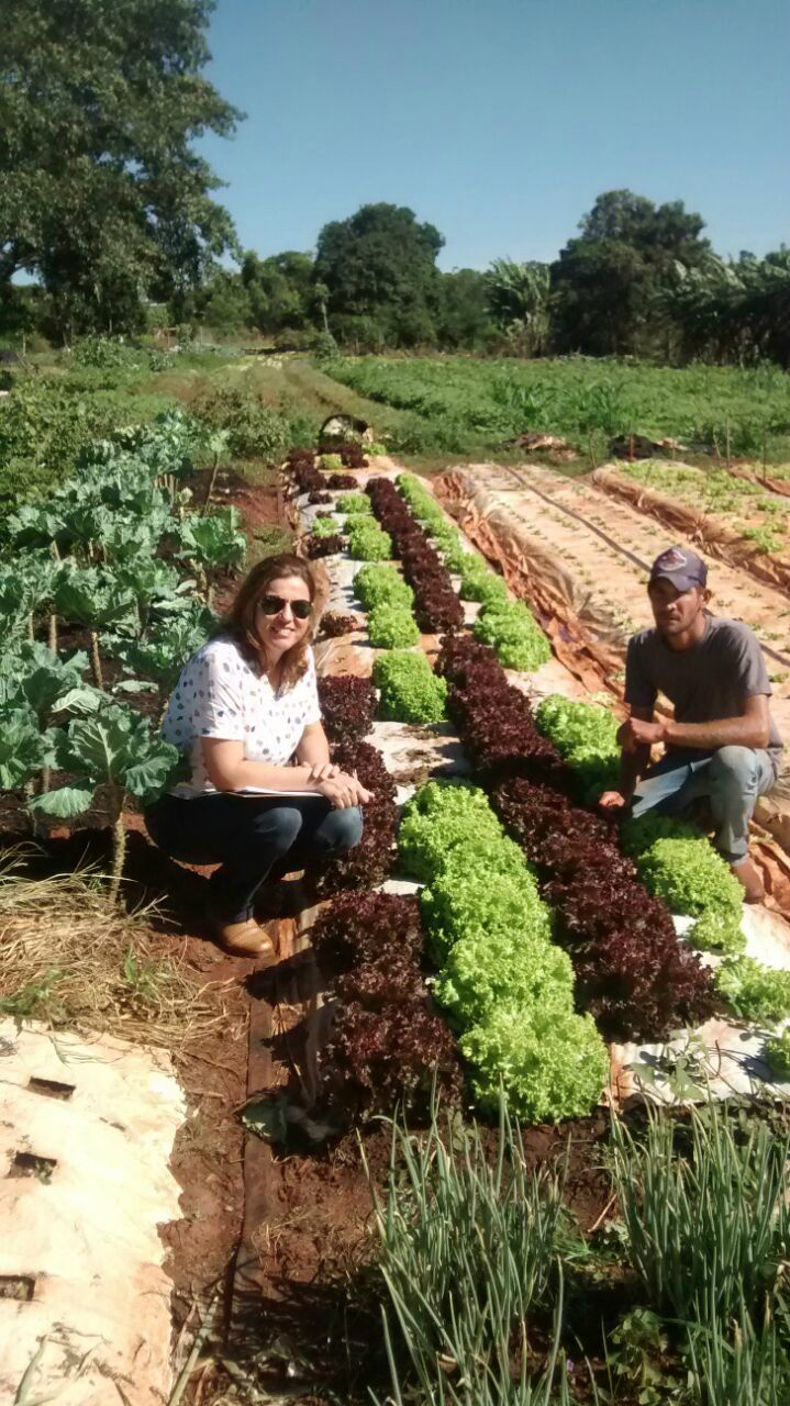 A engenheira agrônoma Vânia Pessin e João Arche, agricultor familiar que entrega seus produtos na merenda.