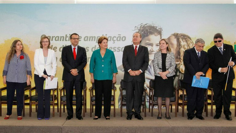 Dilma assina decreto que regulamenta aposentadoria especial