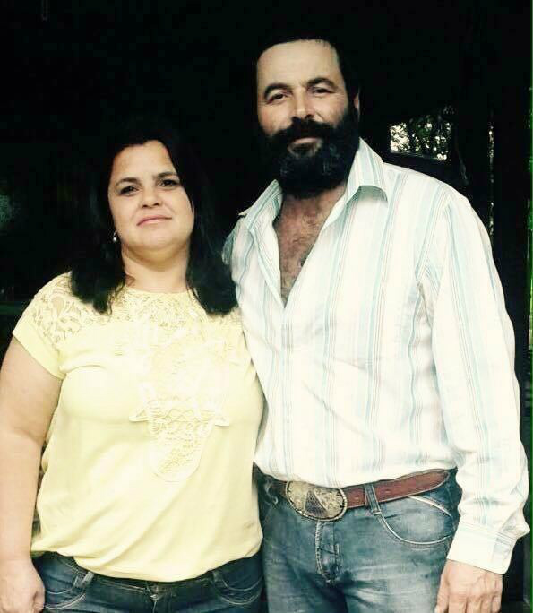 Sandra Turquino e seu marido, ambos agricultores que entregam produtos na merenda escolar, moradores na vila Santo Antônio.