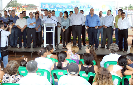 Puccinelli entrega 161 casas e assegura parceria para construir mais em MS Puccinelli entrega 161 casas e assegura parceria para construir mais em MS