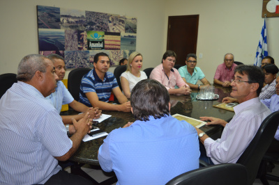 Lanzarini durante reunião com vereadores de Amambai, nesta segunda-feira (03) / Foto: Moreira Produções