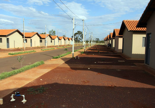 Puccinelli entrega 161 casas e assegura parceria para construir mais em MS Puccinelli entrega 161 casas e assegura parceria para construir mais em MS