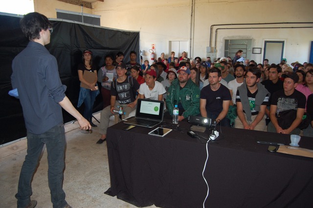 Tecnologia digital à disposição da Agricultura Jovens demonstram a renovação do conhecimento e da possibilidade de interatividade entre Agricultura e Tecnologia. DC do Leite apresentam novos aplicativos para vida do produtor. - Foto: Francisco Lima