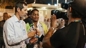Eduardo Jorge faz selfie com eleitores jovens no centro de São Paulo Eduardo Jorge faz selfie com eleitores jovens no centro de São Paulo