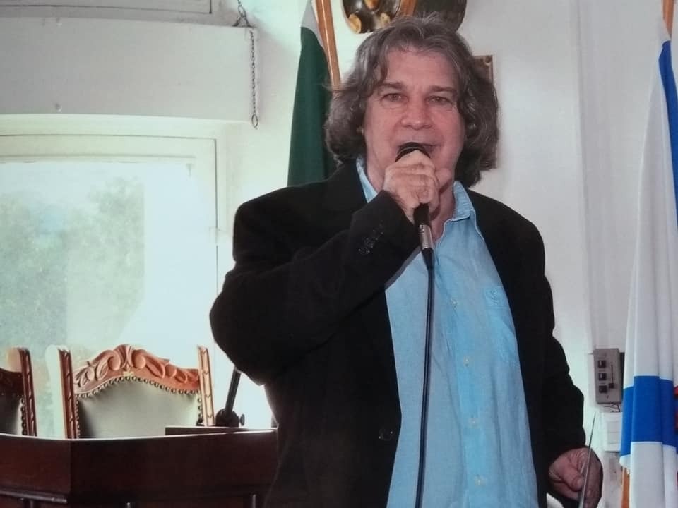 O escritor publicou 5 livros de poesias. Entre eles: “Tráficos Utópicos” / Foto: Divulgação