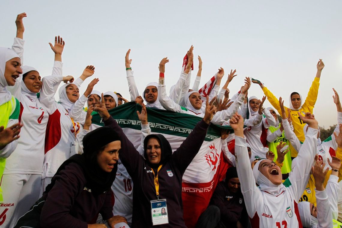 Fifa pressiona Irã para permitir mulheres em estádios de futebol Ali Jarekji