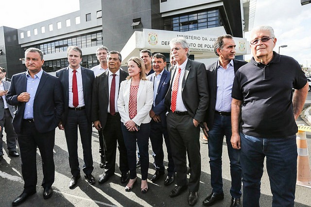 Nove governadores protestam contra a prisão de Lula em Curitiba Políticos não puderam ver Lula, mas falaram com os acampados sobre a situação do ex-presidente / Foto: Joka Madruga