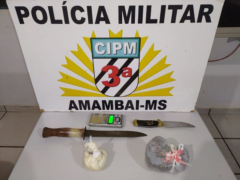 Os adolescentes portavam drogas e facas / Foto: 3ª CIPM