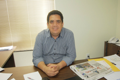O programa Revista do Rádio é apresentado pelo advogado Odil Puques