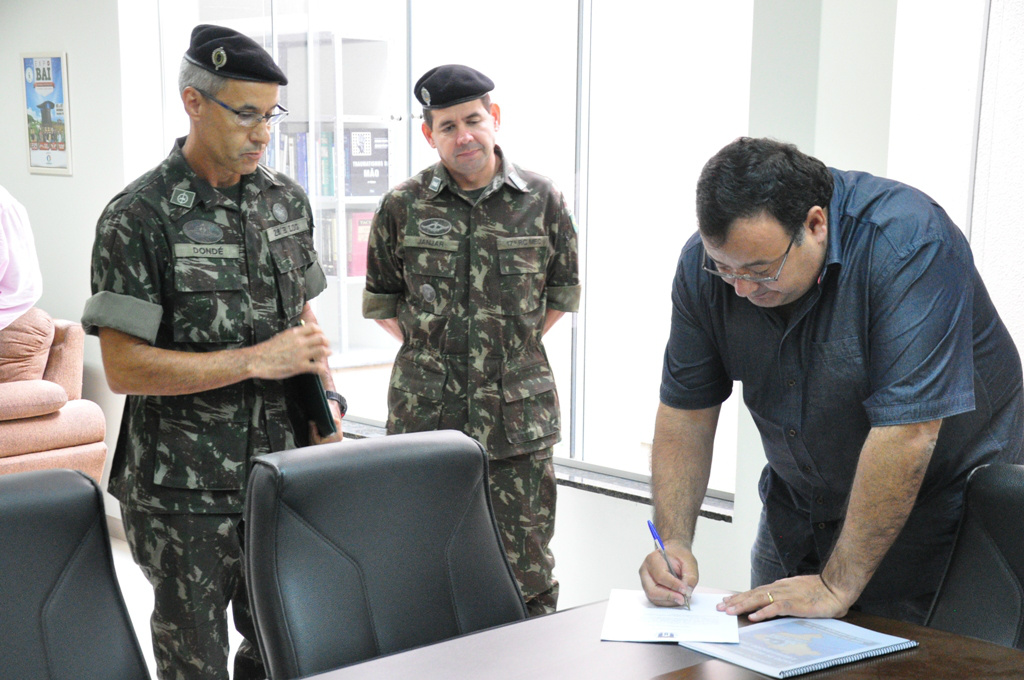 Momento que o prefeito Dr. Bandeira assinava o termo de posse como presidente da Junta do Serviço Militar de Amambai, ao lado do tenente-coronel Janjar e do capitão Dondé / Foto: Decom