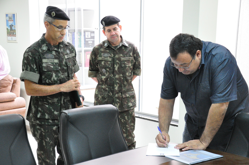 Prefeito de Amambai toma posse como presidente da Junta de Serviço Militar Momento que o prefeito Dr. Bandeira assinava o termo de posse como presidente da Junta do Serviço Militar de Amambai, ao lado do tenente-coronel Janjar e do capitão Dondé / Foto: Decom