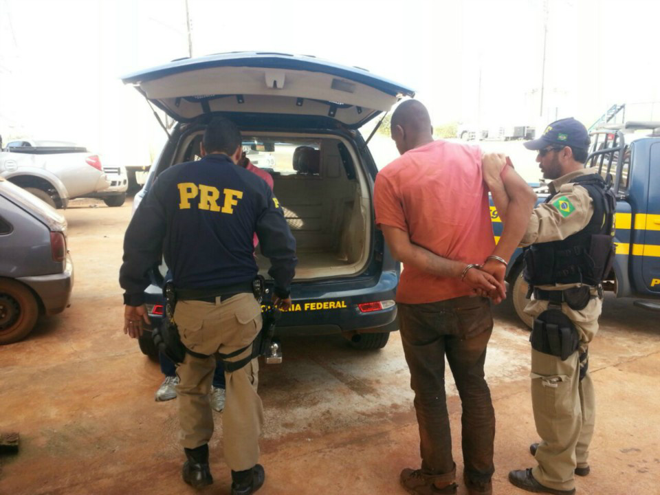 Três são presos depois de perseguição e capotamento Suspeito ainda tentou sair do veículo e fugir a pé, por uma mata, mas foi alcançado. / Foto: Divulgação