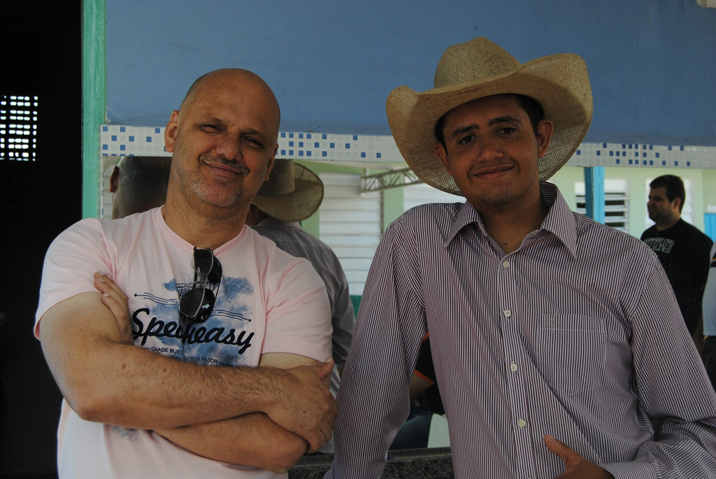 O professor Júlio com o aluno Mateus.