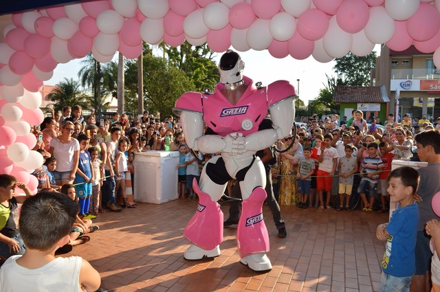 Robozão de 2,6 metros faz sucesso na Loja Gazin de Amambai