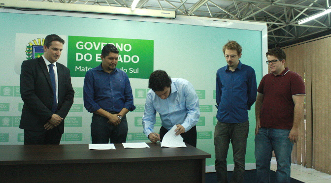 O procurador-geral adjunto do Estado, Fernando Zanele e o diretor científico da Fundect, Márcio Pereira participaram da solenidade de assinatura dos contratos dos novos bolsistas.Foto: Divulgação 
