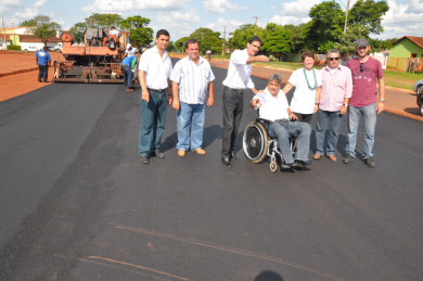 Prefeito acompanha construção da pista de condutores do Detrat Prefeito Dirceu Lanzarini acompanhado de vereadores e secretários vistoriando a obra da pista de condutores do Detrat.