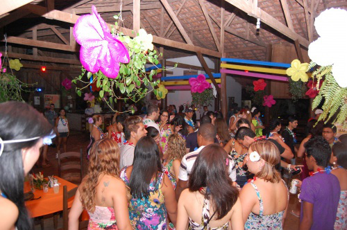Foto da 17ª Noite Hawaiana. A festa reúne centenas de pessoas de toda a região. Foto: Moreira Produções.
