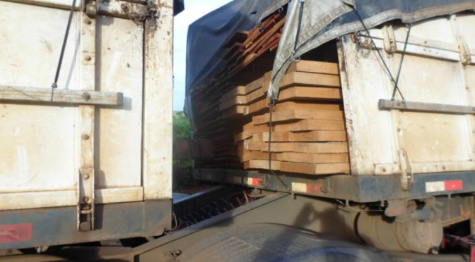 . A carreta, que fazia o percurso de Nova Marmoré para a cidade de Itu (SP), transportava 57 m³ de madeira serrada em pranchões, caibros e pranchas /Foto: PMA