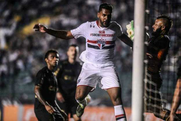 Com atuação 'Monstro', São Paulo bate o Figueira e entra no G4 Breno foi destaque do São Paulo em campo. / Foto: Eduardo Valente