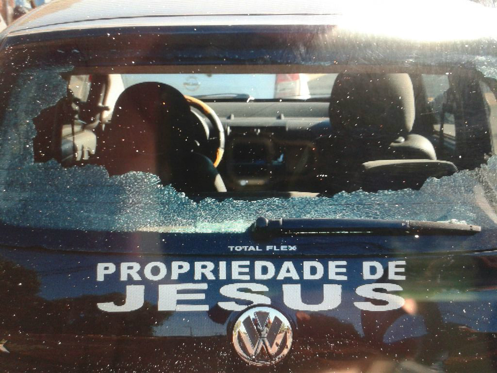 Carro teve bastante danos. / Foto: Bruno Henrique/Correio do Estado