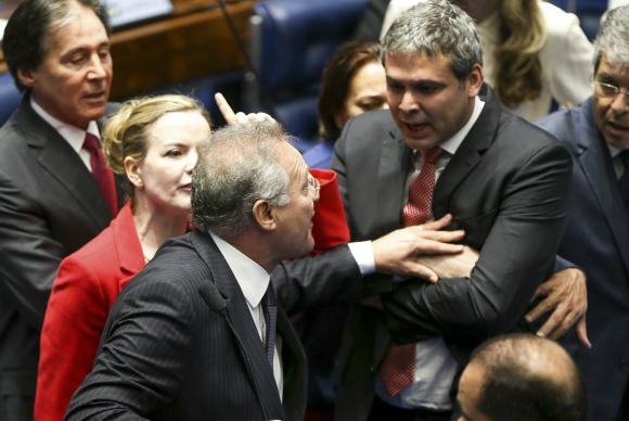 Renan diz ter interferido por Gleisi e Paulo Bernardo no STF Os senadores Gleisi Hoffmann, Lindbergh Farias e Renan Calheiros envolvem-se em confusão no segundo dia do julgamento do processo de impeachment da presidenta afastada Dilma Rousseff Marcelo Camargo/Agência Brasil