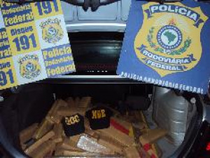 Polícia prende três jovens em carro repleto de maconha