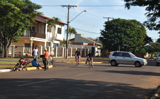 Choque entre motocicleta e carro deixa mulher ferida. Foto: Moreira Produções.