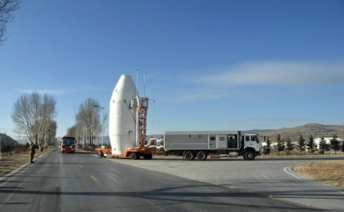 Satélite CBERS-3 sendo transportado para a torre de lançamento