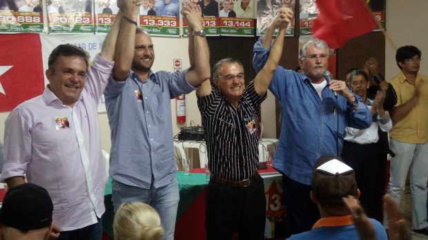 Campanha da coligação “Frente Amambai Popular” foi lançada na quinta-feira (25) Candidatos Anilson Prego e Luciney Bampi com os deputados federais Zeca do PT e Vander Loubet, durante lançamento da campanha / Foto: Divulgação