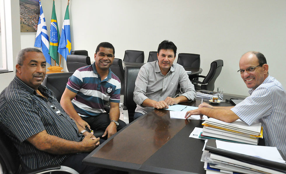 Para qualificar UTI Móvel, Câmara de Amambai entrega mais R$ 65 mil O Presidente da Câmara, Jaime Bambil, o Segundo-Secretário, Vereador Carlinhos do Nascimento e o Líder do Prefeito na câmara, David Nicoline entregar cheque ao prefeito Sérgio Barbosa. Recursos somam R$ 212.800,00./ Foto: Decom