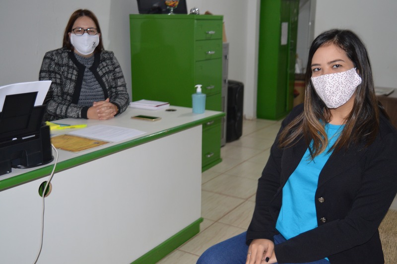 Professora Thaysa durante uma conversa com a presidente do Simted de Amambai, Erli Fernandes / Foto: Moreira Produções