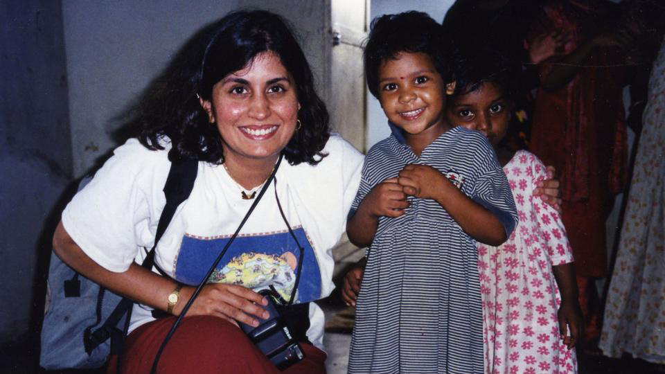 Maya Ajmera visita um abrigo para meninas em Chennai, Índia. Ela é fundadora da Global Fund for Children, entidade que apoia organizações comunitárias dedicadas a oferecer educação a crianças carentes. / Foto: Maya Ajmera