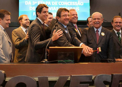 Governo leiloa três rodovias federais Cinco grupos, entre consórcios e empresas, apresentaram propostas para disputar a concessão das BRs 060/153/262 (DF/GO/MG), e todas as garantias foram classificadas