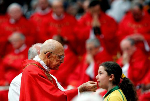 Papa lamenta em telegrama morte de dom Eugenio Sales (Arquivo) Dom Eugênio dá a comunhão durante uma missa no Vaticano em 12 de abril de 2005 (AFP, Thomas Coex)