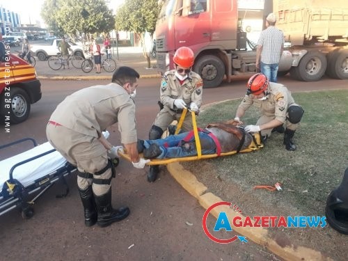 Bombeiros socorrem vítima de acidente em Amambai Momento que os bombeiros socorriam o garupa da motocicleta após o acidente da tarde dessa sexta-feira, em Amambai. (Foto: Carlos Nascimento)