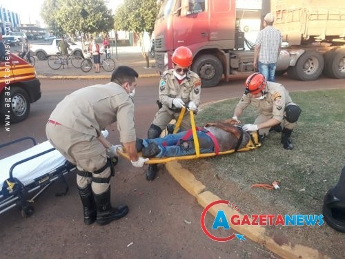 Momento que os bombeiros socorriam o garupa da motocicleta após o acidente da tarde dessa sexta-feira, em Amambai. (Foto: Carlos Nascimento)