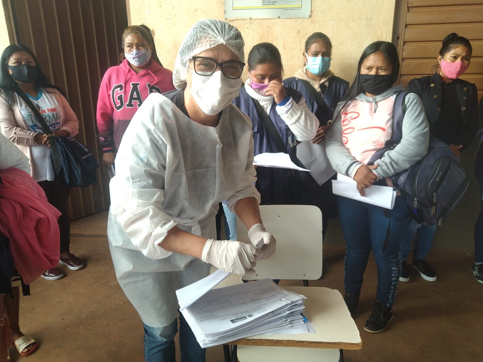 Mais 200 famílias são cadastradas para receber cestas básicas na Aldeia Amambai Coordenadora do Programa, Andreia Audi, esteve em Amambai nesta quinta-feira (8) para entregar cestas básicas e cadastrar novas famílias / Foto: Amambai Notícias