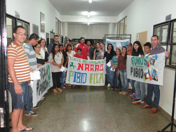 A manifestação reuniu direção, professores e alunos da Uems de Amambai / Foto: Moreira Produções