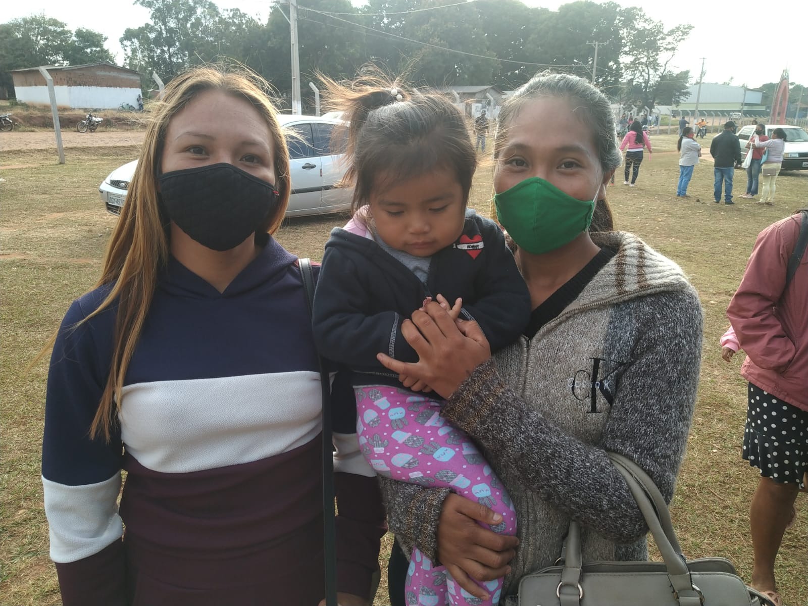 Mais 200 famílias são cadastradas para receber cestas básicas na Aldeia Amambai Edinara Pereira e Iris Lima aguardavam para ser cadastradas no Programa / Foto: Amambai Notícias
