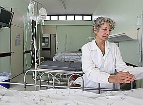 Alívio. Voluntária faz aplicação de reiki em paciente internado na unidade de assistência com cuidados paliativos do Hospital de Apoio do DF, em Brasília. (Andre Dusek/AE)